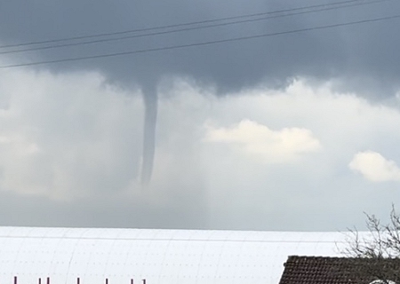 Un tuba tr&egrave;s d&eacute;velopp&eacute; a &eacute;t&eacute; observ&eacute; ce midi en Moselle, depuis Bambiderstroff. Son fort d&eacute;veloppement vertical a peut-&ecirc;tre permis un contact au sol (tornade dans ce cas) ; des investigations sont en cours. Infos compl&eacute;mentaires et vid&eacute;o sur la page d&eacute;di&eacute;e.