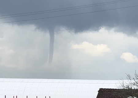 <p>Un tuba très développé a été observé ce midi en Moselle, depuis Bambiderstroff. Son fort développement vertical a peut-être permis un contact au sol (tornade dans ce cas) ; des investigations sont en cours. Infos complémentaires et vidéo sur la page dédiée.</p>