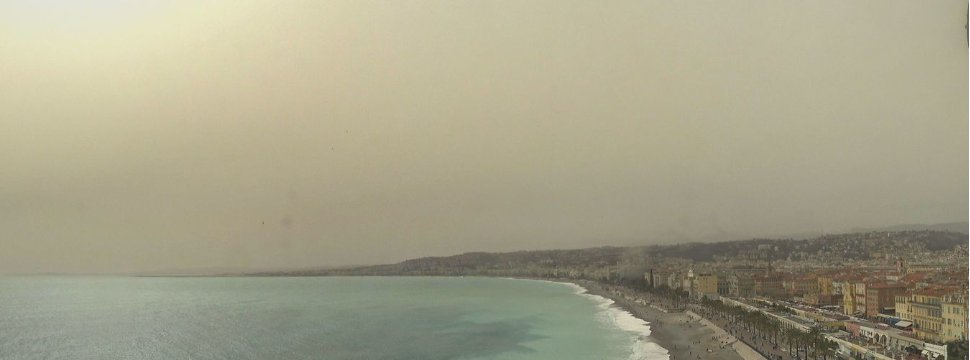 Dans ce rapide flux de sud venu d'Afrique du nord, beaucoup de sable dans le ciel du sud-est ce vendredi, comme ici &agrave; Nice o&ugrave; le ciel prend des teintes ocres. Image ViewSurf.