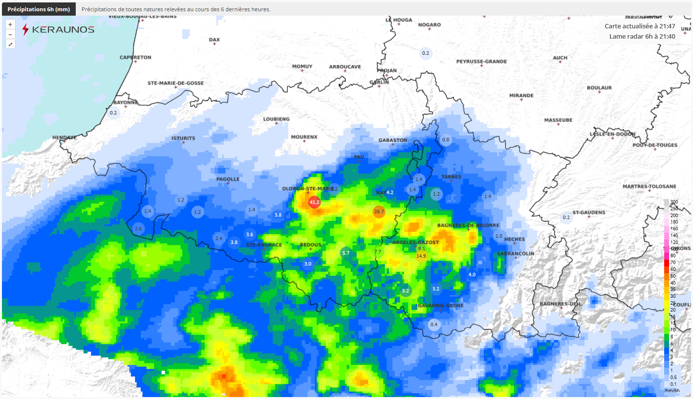 Les pluies sont localement fortes sous orages ce soir au pied des Pyr&eacute;n&eacute;es, notamment entre Oloron-Sainte-Marie et Bagn&egrave;res-de-Bigorre. Les lames d'eau d&eacute;passent parfois 40 mm en peu de temps.