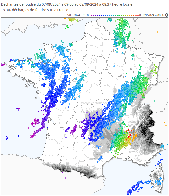 Ce samedi 7 septembre, les orages ont &eacute;t&eacute; bien pluvieux, notamment dans le nord-ouest du pays, et entre Gard et Ard&egrave;che. Ils ont &eacute;galement produit une forte activit&eacute; &eacute;lectrique localement, avec pr&egrave;s de 20.000 &eacute;clairs d&eacute;tect&eacute;s.