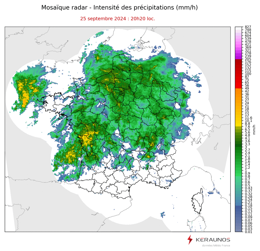 8 milliards de litres d'eau par minute : c'est la quantit&eacute; de pluie qui tombe actuellement sur la France ! La perturbation qui circule sur le pays ce soir arrose en effet une superficie remarquable : + de 70% du territoire est sous la pluie.