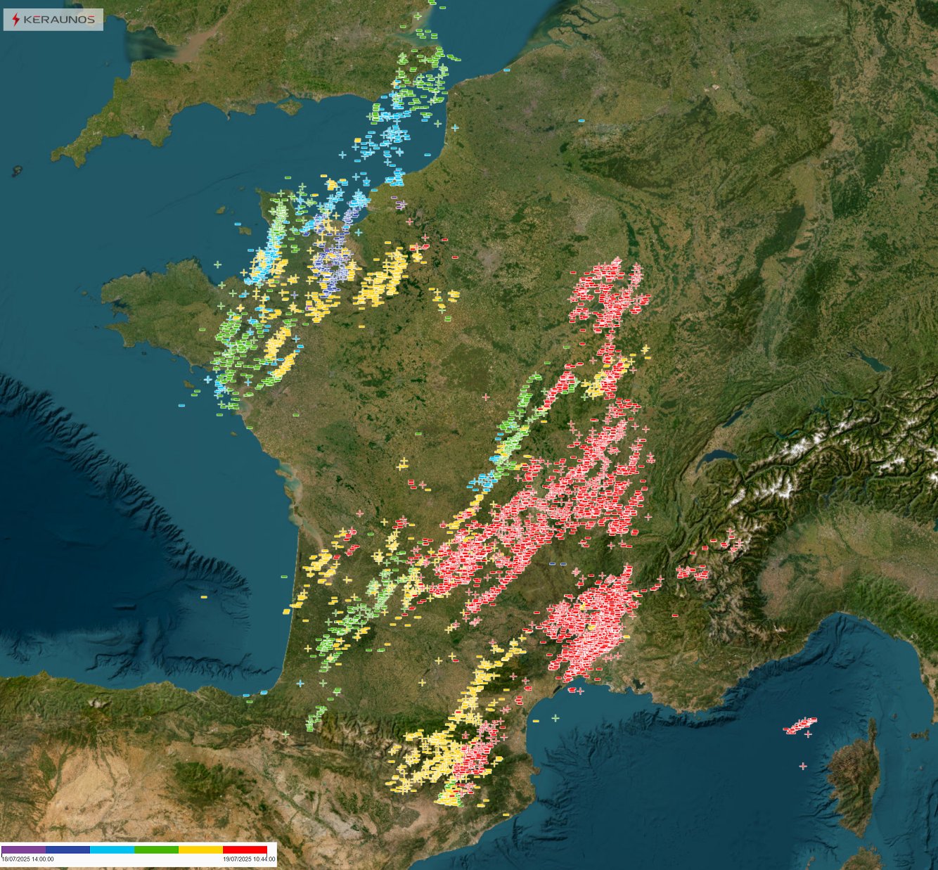 Plus de 10.000 impacts de foudre (&eacute;clairs nuage/sol) ont &eacute;t&eacute; relev&eacute;s depuis le d&eacute;but de la d&eacute;gradation orageuse hier vendredi. Certains &eacute;clairs ont &eacute;t&eacute; intenses en fin de nuit. Le plus puissant a atteint 450 kA &agrave; Rignac en Lot en fin de nuit. Un autre a approch&eacute; 350 kA &agrave; Biras en Dordogne.