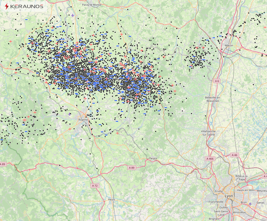 V&eacute;ritable mitraillage de foudre au sein de la supercellule qui a circul&eacute; &agrave; la fronti&egrave;re Loire / Sa&ocirc;ne-et-Loire ce dimanche en milieu d'apr&egrave;s-midi : plus de 4.000 &eacute;clairs en 1h, avec plusieurs pics &gt; 1 &eacute;clair / seconde.