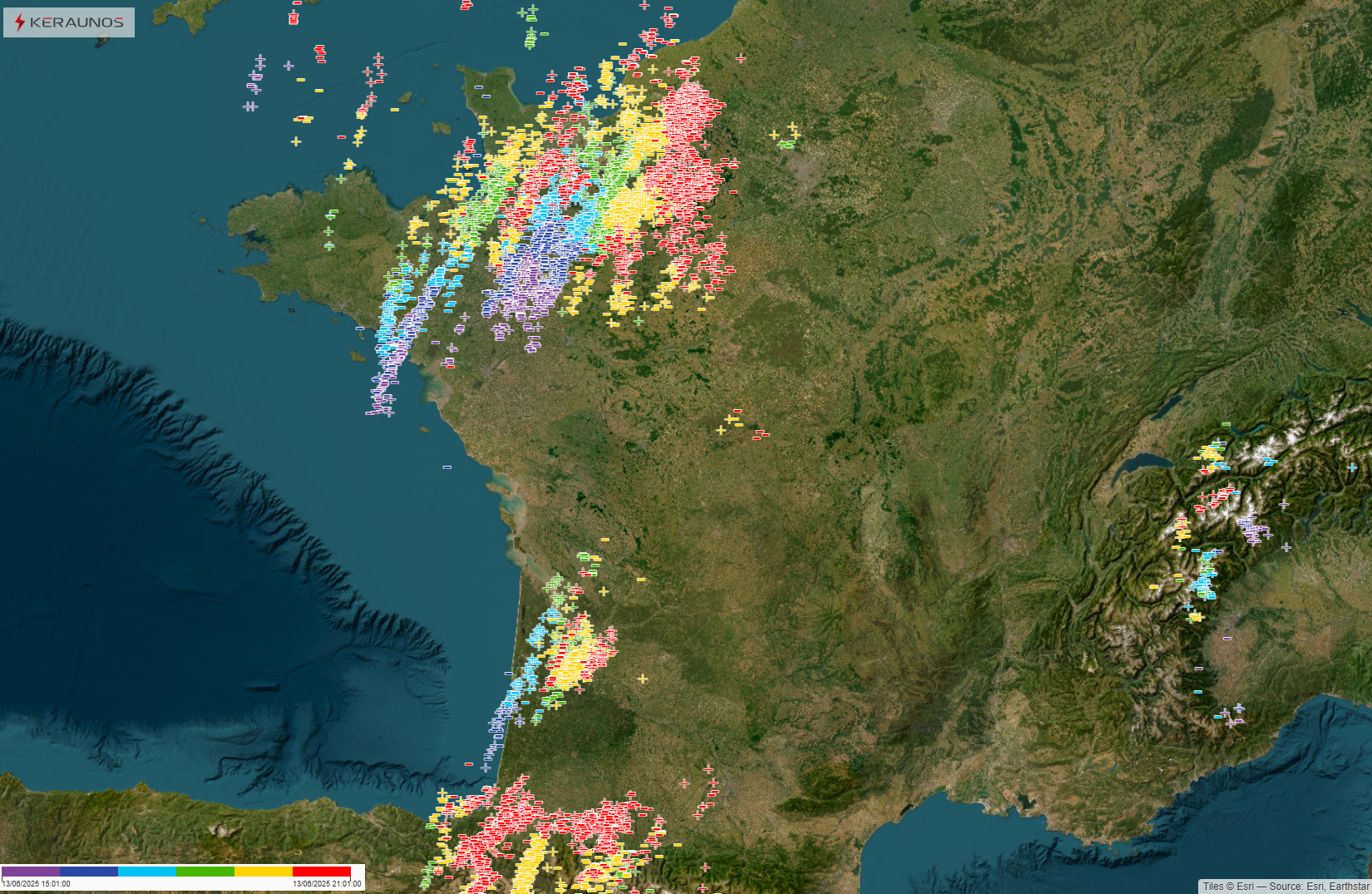 A 21h locales, ce sont plus de 6000 impacts de foudre (dont un tiers de positifs) qui ont &eacute;t&eacute; d&eacute;tect&eacute;s sur la France. Les intensit&eacute;s ont localement atteint 300 kA, dans le Calvados, &agrave; Viessoix.