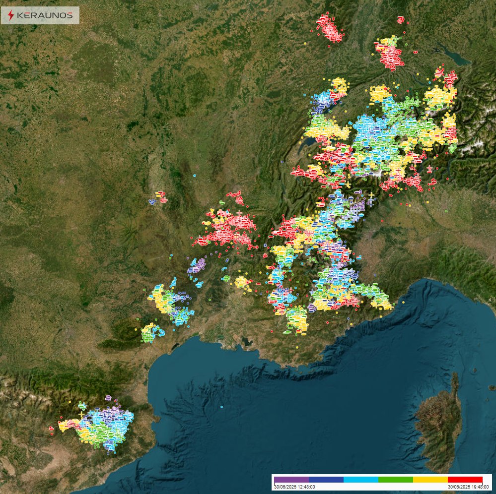Les champs de vent pr&egrave;s du sol et la circulation d'une toute petite faiblesse d'altitude ont favoris&eacute; le d&eacute;clenchement d'orages parfois forts ce lundi des Vosges au sud-est du pays. Ces orages seront moins fr&eacute;quents demain mardi avec un vent de nord mieux &eacute;tablie en basse couche.
Il n'est pas envisag&eacute; de d&eacute;gradation orageuse tr&egrave;s s&eacute;v&egrave;re (similaire &agrave; celle du 25 juin) au sortir de la canicule.