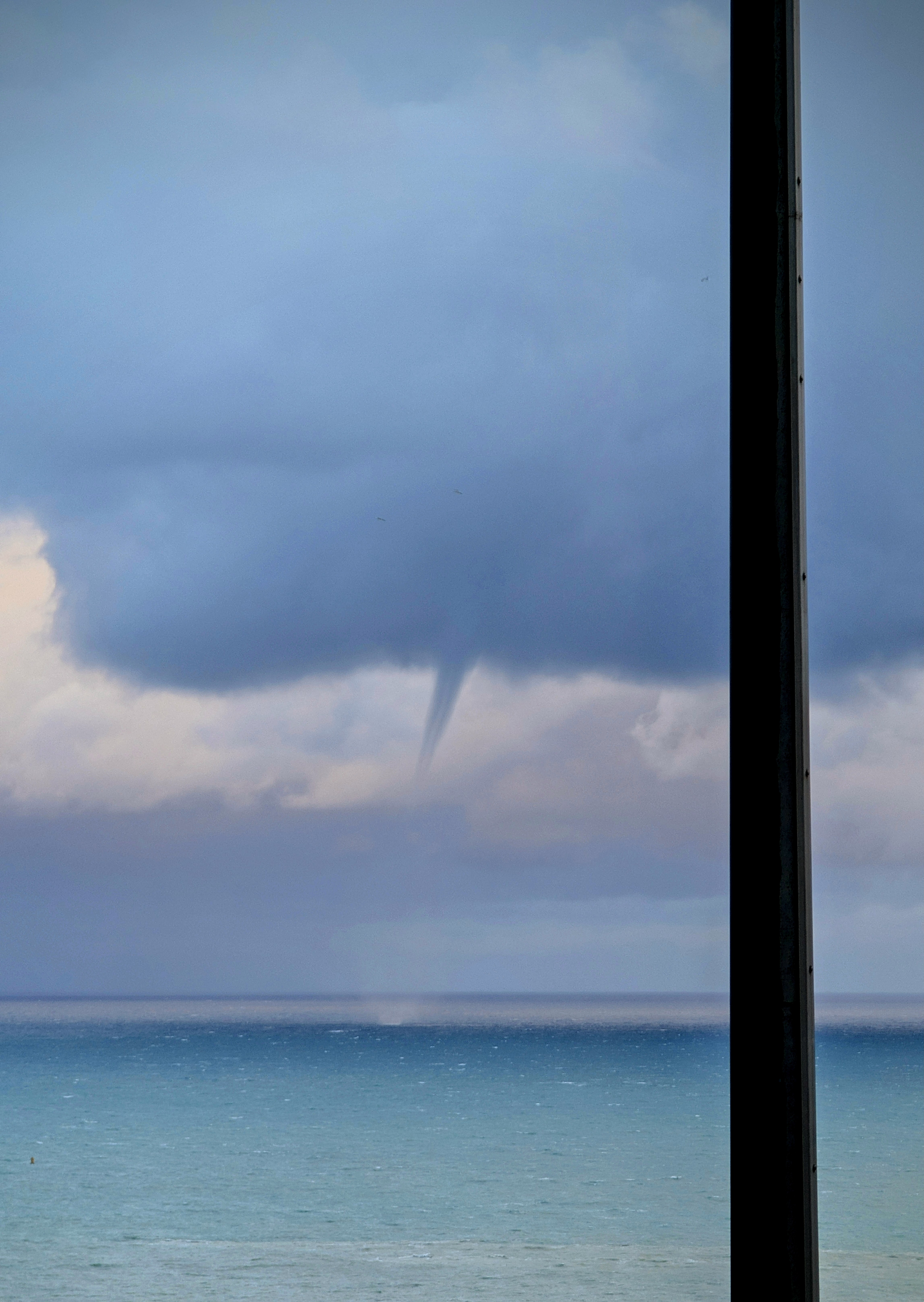 Une trombe marine a &eacute;t&eacute; observ&eacute;e en Seine-Maritime au large du chantier EPR 2 de Penly ce mercredi. Photo de Hugo Lecomte. Le risque de trombes voire de tornade va se maintenir ces prochaines heures pr&egrave;s de la Manche.