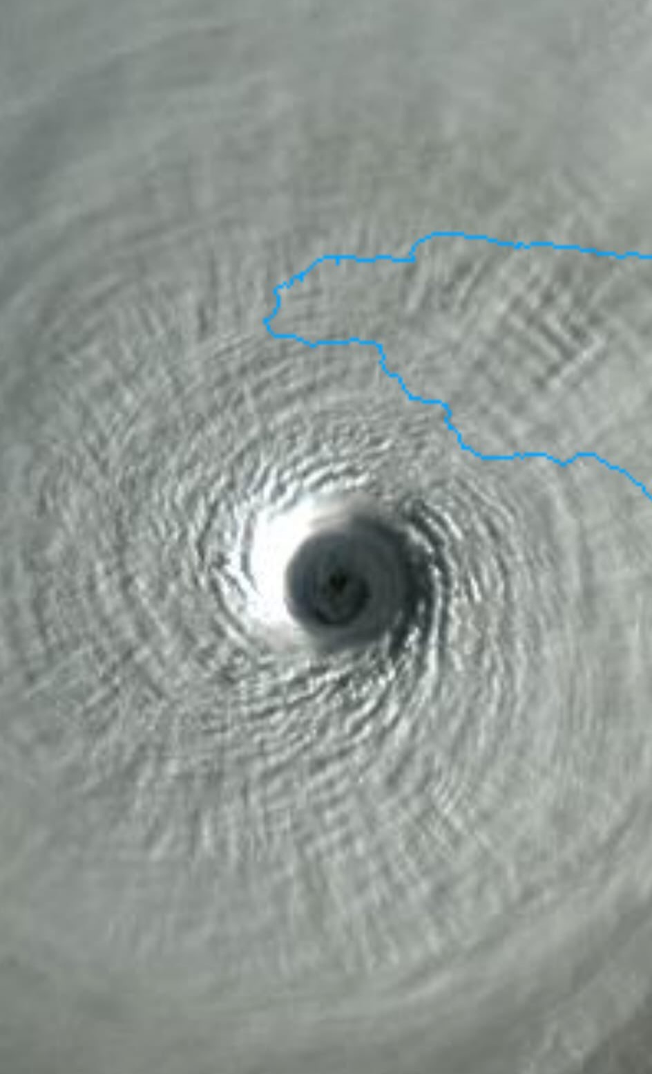 Lever de soleil sur Melissa qui ne faiblit pas. Le dernier relevé avion suggère une pression sous 900 hPa (proche de 895 hPa ?). L'activité électrique est importante dans le mur de l'œil et l'on observe les ondes de gravité sur l'image satellite visible.