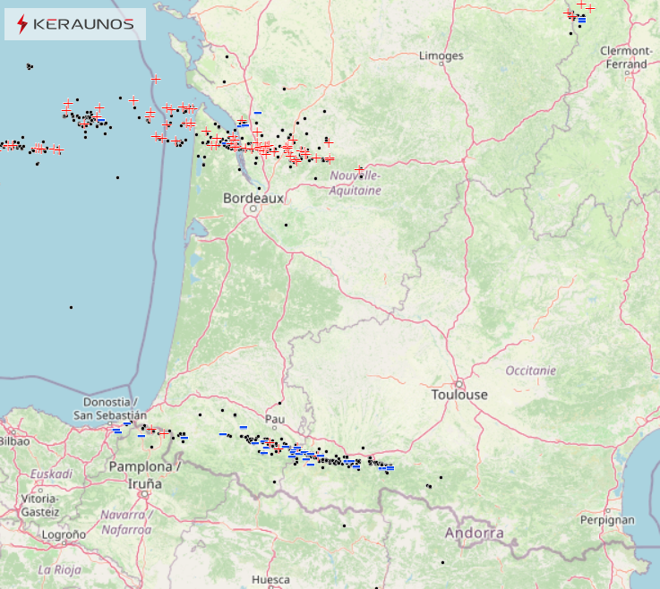 Positifs au nord, n&eacute;gatifs au sud : de mani&egrave;re originale, les orages qui circulent sur les Charentes d'une part, et pr&egrave;s des Pyr&eacute;n&eacute;es d'autre part, pr&eacute;sentent des signatures &eacute;lectriques oppos&eacute;es. Au total, 600 &eacute;clairs en 2h. Le plus puissant &agrave; La Gen&eacute;touze (17), avec 209 kA.