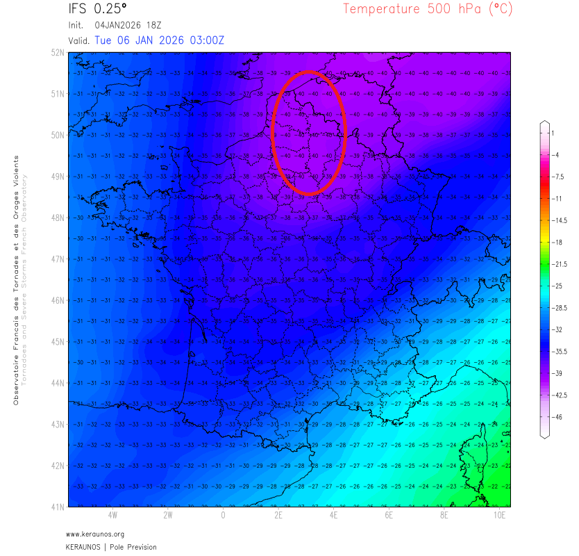 Pour la premi&egrave;re fois depuis avril 2021, la temp&eacute;rature vers 5000 m d'altitude devrait passer sous la barre des -40&deg;C en France ce soir (sur les Hauts-de-France en l'occurrence). Dans ce contexte, des orages de neige pourront &ecirc;tre observ&eacute;s localement.