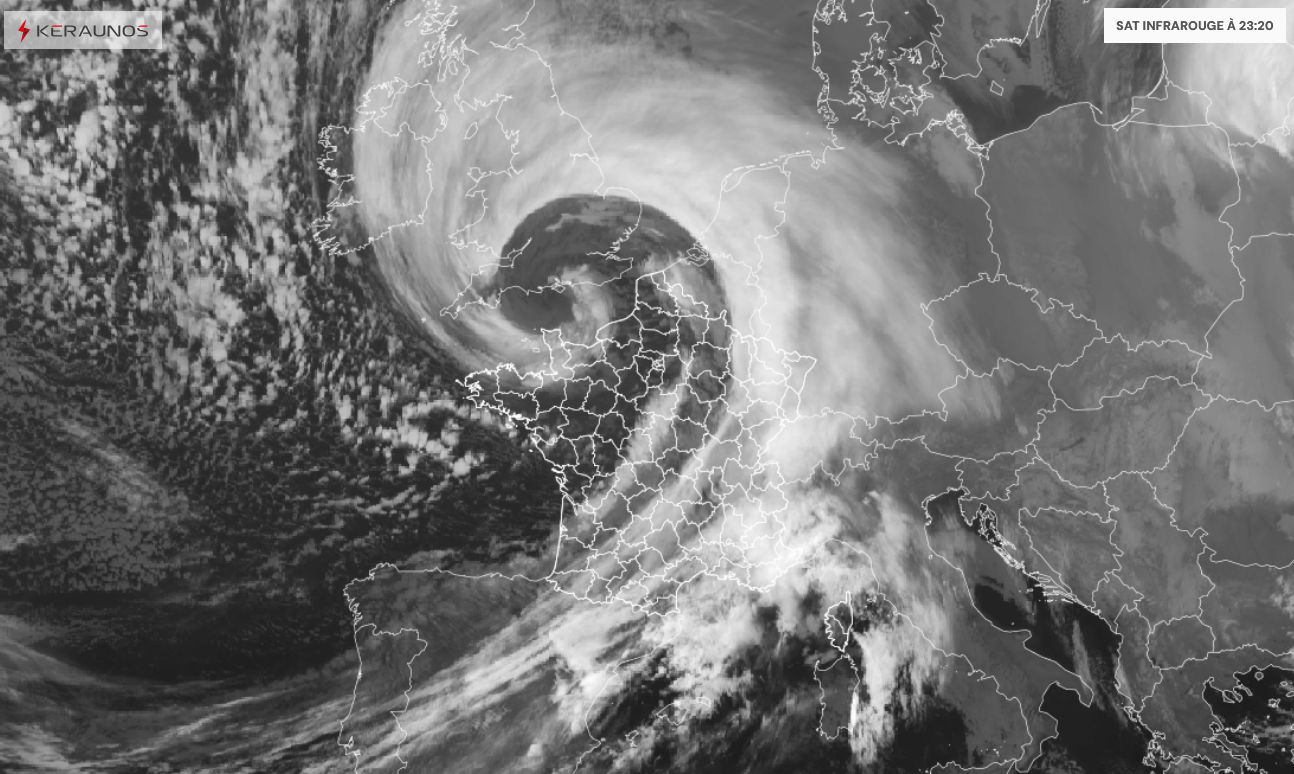 23h30 : Goretti produit un enroulement nuageux spectaculaire, pilot&eacute; par la d&eacute;pression qui &eacute;volue au sud des c&ocirc;tes anglaises. Les crit&egrave;res d'ouragan (force 12 Beaufort) restent d'actualit&eacute; sur le dpt de la Manche, avec vent moyen sur 10 min de 121 km/h &agrave; Barneville-Carteret. Rafales jusqu'&agrave; 173 km/h &agrave; Saint-Vaast-la-Hougue.