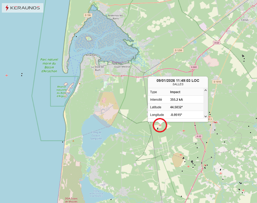355 kA : c'est l'intensit&eacute; de la chute de foudre qui a frapp&eacute; Salles, au sud-est du Bassin d'Arcachon (Gironde), &agrave; 11h49 ce vendredi. Il s'agit de l'impact de foudre le plus intense en France depuis le 4 septembre dernier (environ 15 &agrave; 20 fois plus puissant qu'une chute de foudre "normale").