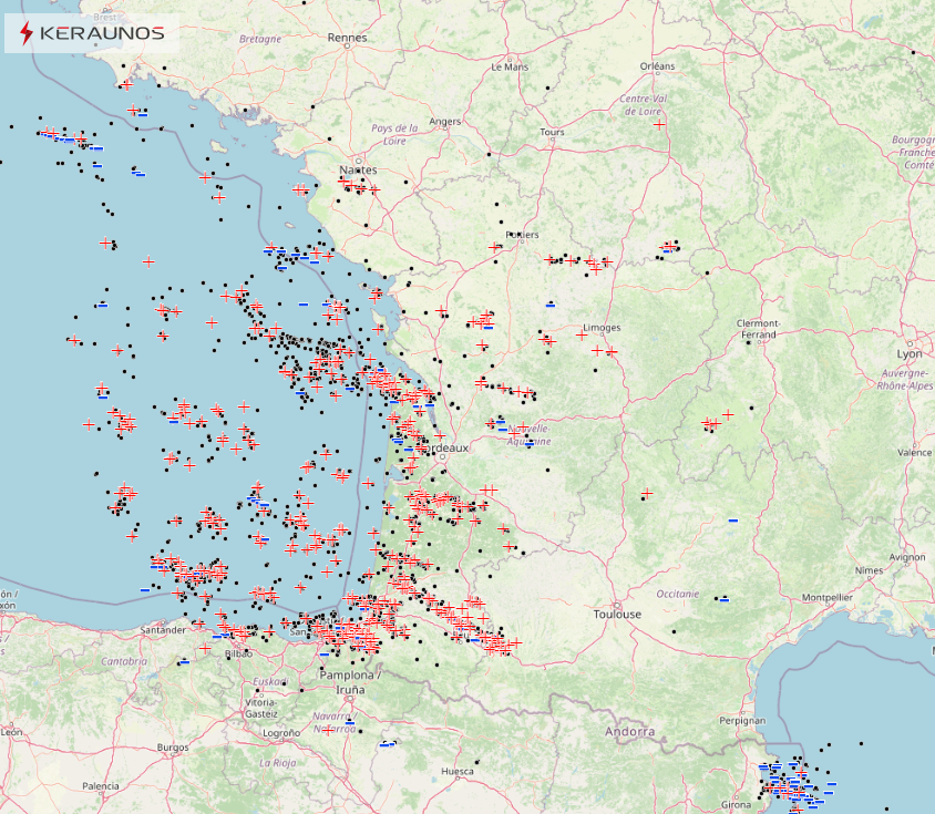 Journ&eacute;e bien &eacute;lectrique pour un mois de janvier ce vendredi : 1623 &eacute;clairs depuis minuit sur la France, dont 216 impacts positifs ("+" sur la carte). 55 impacts tr&egrave;s puissants (> 100 kA) ont &eacute;t&eacute; d&eacute;tect&eacute;s, avec pour top 3 : 373 kA &agrave; Bazet (65) ; 355 kA &agrave; Salles (33) ; 336 kA &agrave; Sevignacq (64).