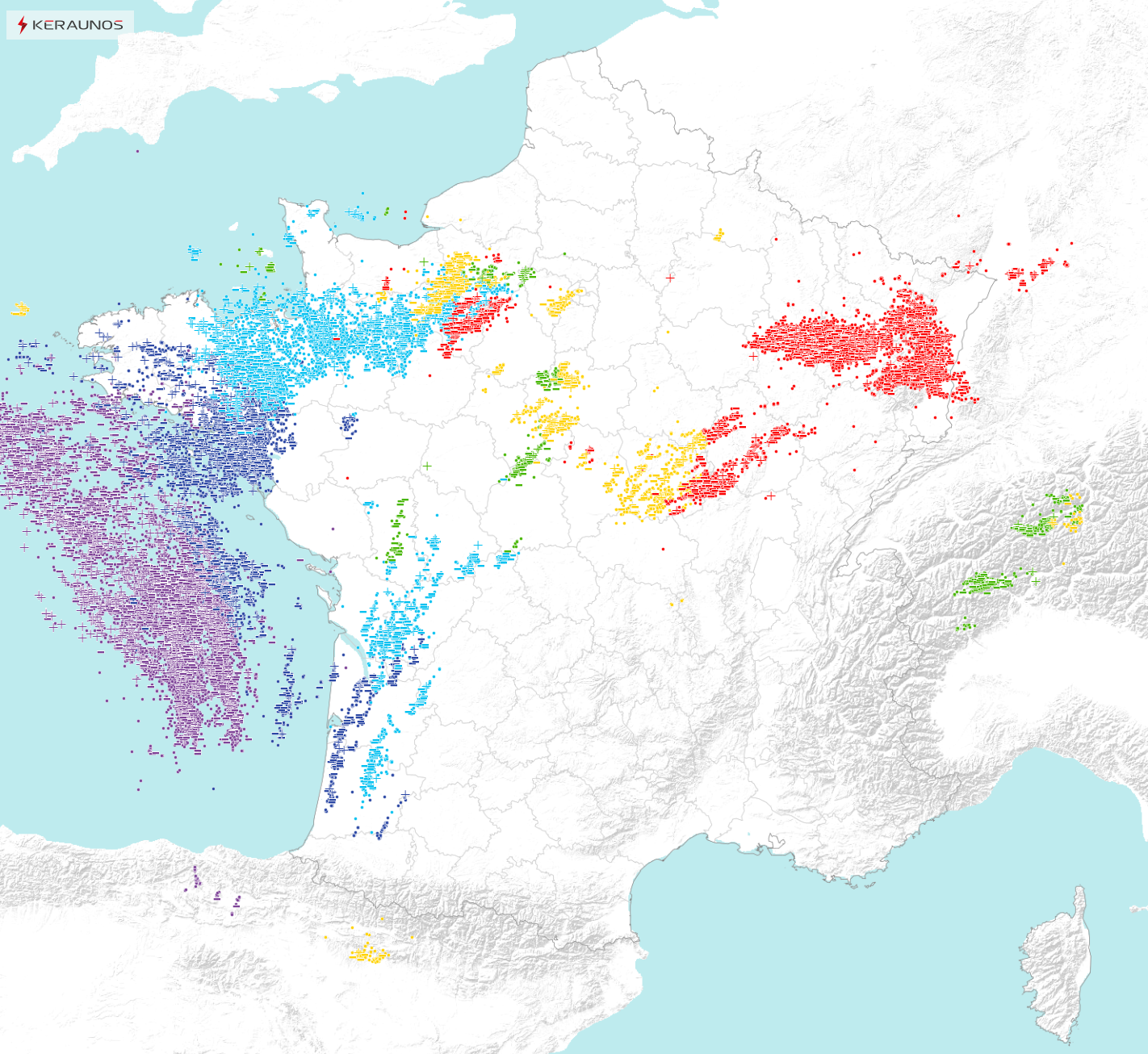 La journ&eacute;e d'hier et la nuit derni&egrave;re ont &eacute;t&eacute; bien &eacute;lectriques dans le NO du pays, puis entre Bourgogne et Vosges. 26000 &eacute;clairs d&eacute;tect&eacute;s, dont 3800 impacts au sol. La chute de foudre la plus puissante a &eacute;t&eacute; observ&eacute;e en Mayenne, sur la commune d'Aron (205 kA).