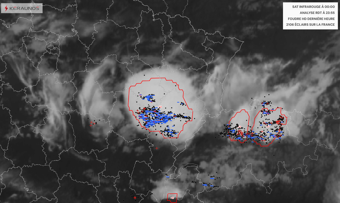 Un syst&egrave;me convectif de m&eacute;so&eacute;chelle (MCS) &eacute;volue en ce d&eacute;but de nuit entre Bourgogne et Franche-Comt&eacute;. Il produit une forte activit&eacute; &eacute;lectrique, avec proportion &eacute;lev&eacute;e d'impacts n&eacute;gatifs (couleur bleue). Fortes pluies et gr&ecirc;le dans ce secteur.