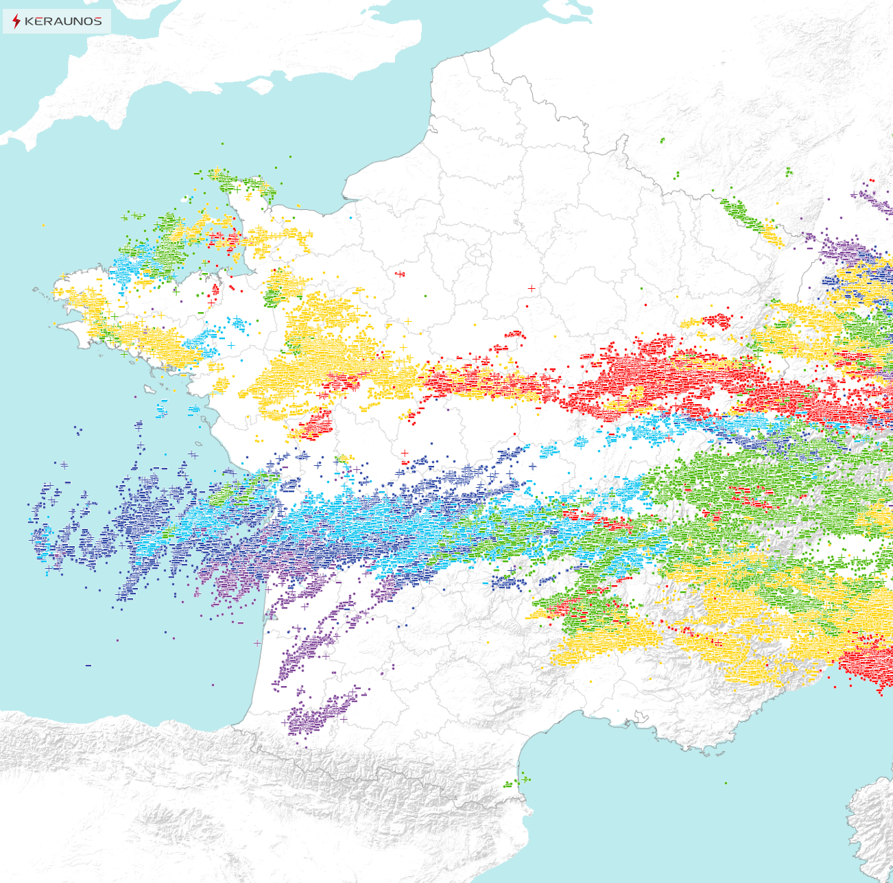 93.000 &eacute;clairs ont &eacute;t&eacute; observ&eacute;s sur la France ce mercredi 15 juillet, dont 13.300 impacts au sol : la journ&eacute;e se positionne parmi les plus &eacute;lectriques depuis le d&eacute;but de l'ann&eacute;e. Impact le + puissant : &agrave; Trizay (Charente-Maritime), avec 345 kA (11&egrave;me + intense de l'ann&eacute;e).
