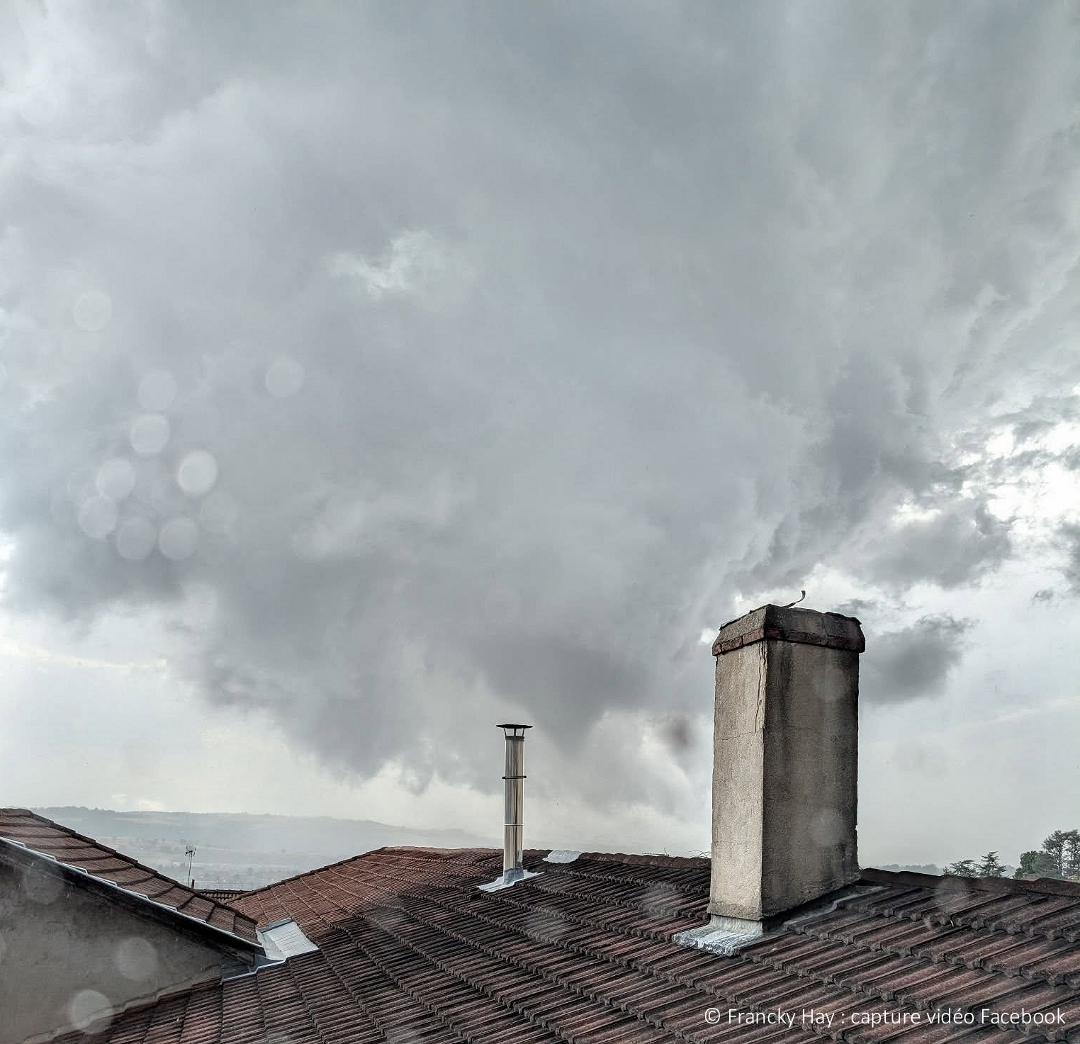 Une tornade s'est form&eacute;e ce jeudi vers 18h dans la r&eacute;gion de Saint-Etienne (Loire). Des investigations sont en cours afin de d&eacute;terminer la trajectoire et l'intensit&eacute; du ph&eacute;nom&egrave;ne.