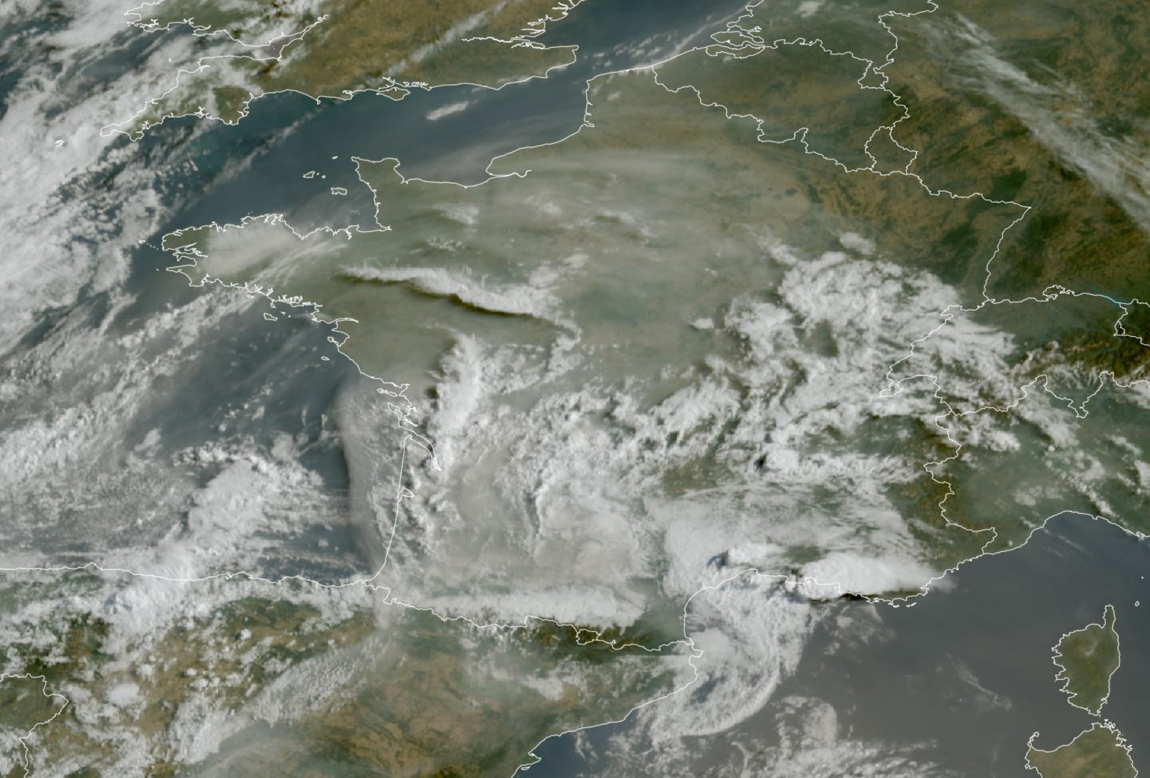 Les fum&eacute;es d'incendies se sont propag&eacute;es &agrave; la majeure partie du pays ce matin, avec un flux devenu plus dynamique &agrave; l'approche du thalweg d'altitude Atlantique.