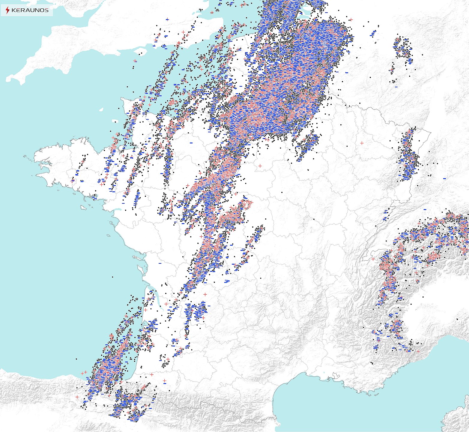 Plus de 127.000 &eacute;clairs ont &eacute;t&eacute; relev&eacute;s ce samedi sur le pays, entre sud-ouest et fronti&egrave;res belges. L'activit&eacute; &eacute;lectrique a &eacute;t&eacute; particuli&egrave;rement dense de l'Ile-de-France aux Hauts-de-France. Parmi ces &eacute;clairs, 12.000 impacts de foudre sont comptabilis&eacute;s dont 3500 de polarit&eacute; positive (le plus intense a atteint 320 kA en Seine-Maritime).
Les d&eacute;g&acirc;ts sont parfois significatifs, caus&eacute;s par des gr&ecirc;lons de 3 &agrave; 7 cm de diam&egrave;tre entre le Centre (Touraine, Sologne) et les Hauts-de-France, en passant par Yvelines et Val-d'Oise mais aussi par de puissantes rafales de vent (jusqu'&agrave; 145 km/h relev&eacute; &agrave; Blois). Des valeurs de 80 &agrave; 110 km/h ont plus g&eacute;n&eacute;ralement &eacute;t&eacute; relev&eacute;es entre Centre et Belgique, avec de multiples reports de d&eacute;g&acirc;ts venteux en cours d'analyse. Un derecho est probable sur cet &eacute;pisode mais demande confirmation apr&egrave;s pointage des reports venteux.
