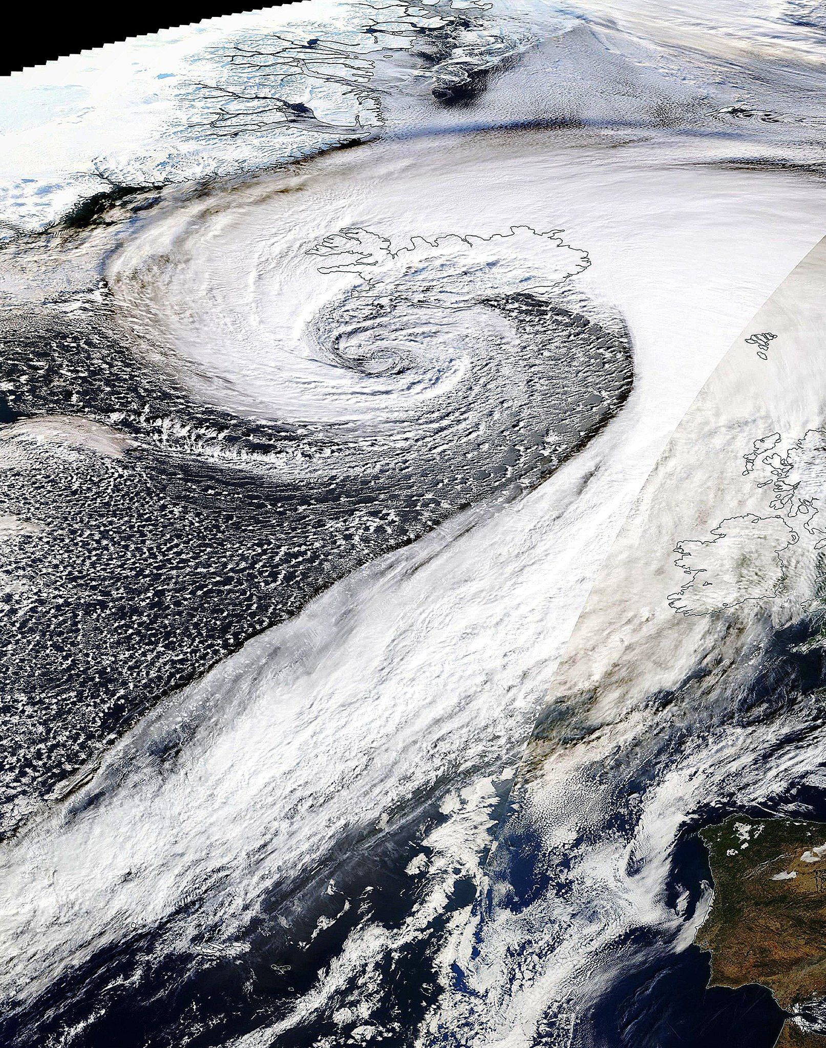 Vue spectaculaire d'une profonde d&eacute;pression pr&egrave;s de l'Islande aujourd'hui. La pression au centre, proche de 930 hPa &eacute;tait au niveau des records bas islandais pour octobre (934 hPa relev&eacute; sur l'&icirc;le).