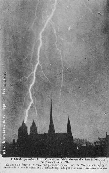 DIJON (Côte-d'Or) - Eclair photographié dans la nuit du 26 au 27 juillet 1902 - Ce coup de foudre renversa une personne passant près de Montchapet. Après être restée inanimée pendant un certain temps, elle put néanmoins continuer sa route.