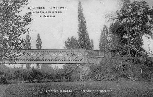 VIVONNE (Vienne) - Arbre frappé par la foudre au pont de Danlot, le 30 août 1904