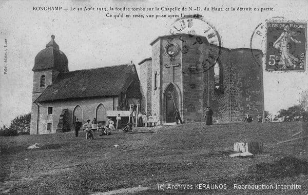 RONCHAMP (Haute-Saône) - Le 30 août 1913, la foudre tombe sur la chapelle de Notre-Dame-du-Haut, et la détruit en partie. Ce qu'il en reste, après l'incendie.