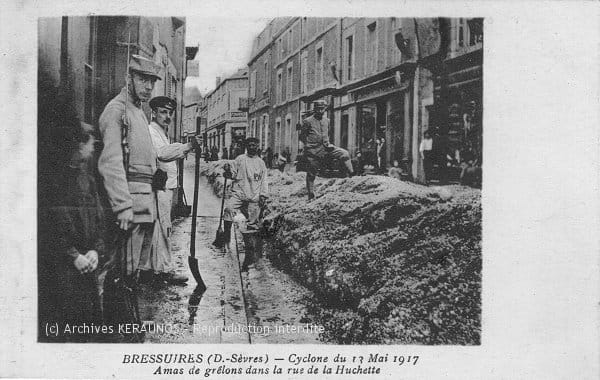 BRESSUIRE (Deux-Sèvres) - Cyclone du 13 mai 1917 - Amas de grêlons dans la rue de la Huchette