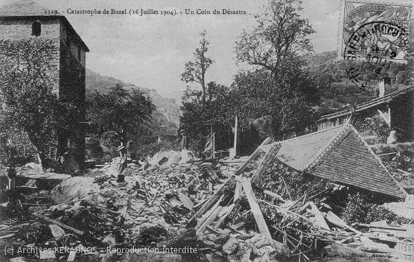 BOZEL (Savoie) - Catastrophe du 16 juillet 1904 - Un coin du désastre - Route de Villemartin - A gauche, la tour Sarrazine