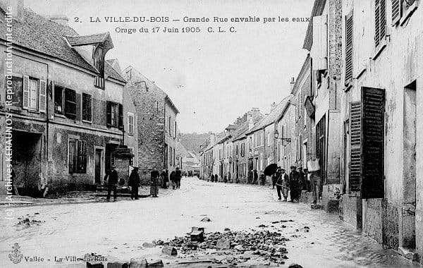 LA VILLE-DU-BOIS (91) - Grande rue envahie par les eaux après l'orage du 17 juin 1905