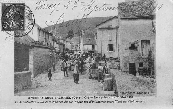 VERREY-SOUS-SALMAISE (Côte-d'Or) - La Grand'Rue - Un détachement du 10e Régiment d'Infanterie travaillant au déblaiement après l'orage du 20 mai 1910