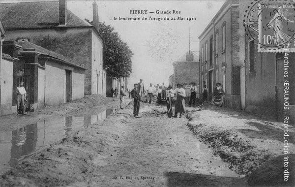 PIERRY (Marne) - Le lendemain de l'orage du 22 mai 1910 - Actuelle rue du Général de Gaulle (photographie prise vers le nord-est, peu avant la rue Pasteur)