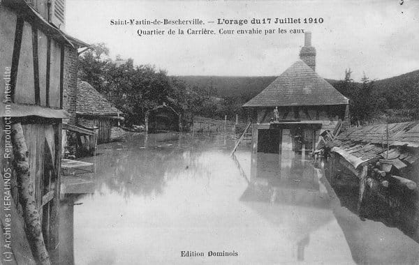 SAINT-MARTIN-DE-BOSCHERVILLE (Seine Maritime) - Quartier de la Carrière - Cour envahie par les eaux après l'orage du 17 juillet 1910