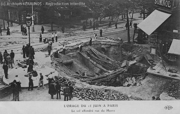 VOLONNE (Alpes-de-Haute-Provence) - Pont de Vançon après la crue du 25 août 1905PARIS (Ville de Paris) - Le sol effondré, rue du Havre, après l'orage du 15 juin 1914