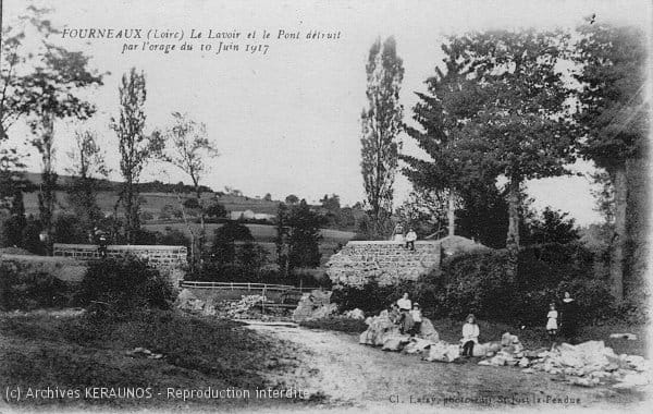 FOURNEAUX (Loire) - Le lavoir et le pont détruit par l'orage du 10 juin 1917