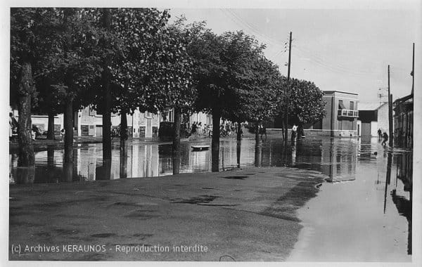 LES SABLES-D'OLONNE (Vendée) - En ville après l'orage - août 1951