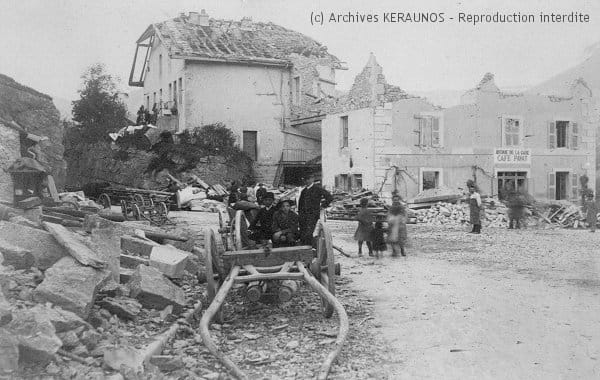 SAINT-CLAUDE (Jura) - Rive droite du Pont-de-Pierre - maison éventrée après la tornade du 19 août 1890