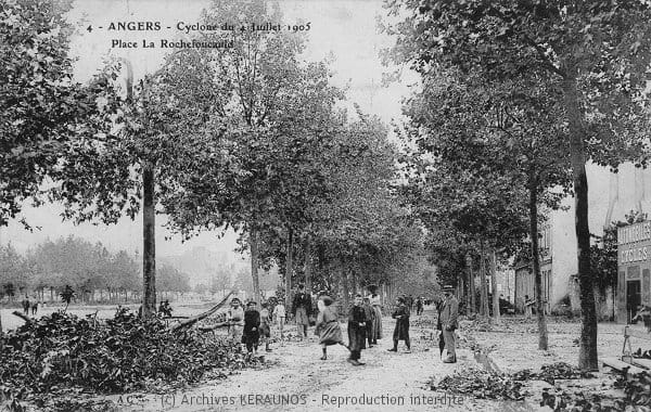 ANGERS (Maine-et-Loire) - Place Rochefoucauld après l'épisode venteux du 4 juillet 1905