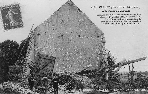 CHEVILLY (Loiret) - Ferme de Chameul - Curieux effets des phénomènes atmosphériques - 24 juillet 1911 - 2h30 - La voiture qui se trouvait dans la grange au moment où les cinq ouvriers furent tués, ainsi que le cheval