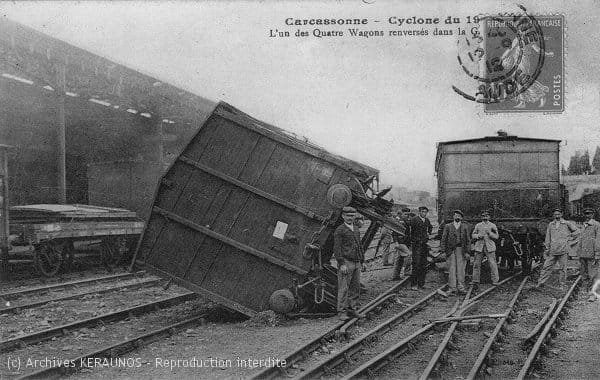 CARCASSONNE (Aude) - L'un des wagons renversés dans la gare, après l'épisode venteux du 19 août 1912