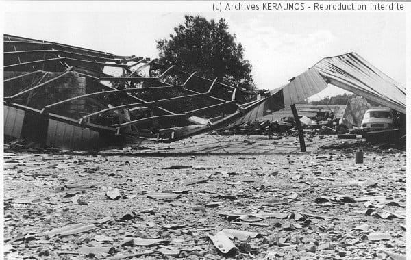 SAINT-FRONT (Charente) - Romefort - Hangar soufflé après la macrorafale du 26 juillet 1983