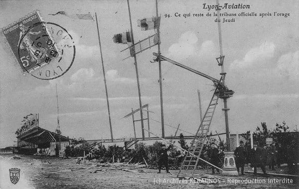 VILLEURBANNE (Rhône) - Semaine de l'aviation - Ce qu'il reste de la tribune officielle après l'orage du 12 mai 1910