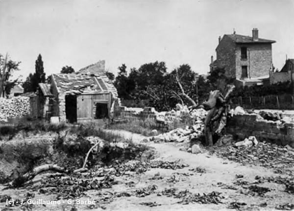 ASNIERES-SUR-SEINE - Pan de mur écroulé et petites constructions détruites près de la place Voltaire. Débris au sol. (c) - J. Guillaume & G. Barbé