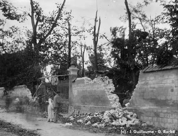 BOIS-COLOMBES - Côte Saint-Thibault - Mur de clôture renversé. (c) - J. Guillaume & G. Barbé