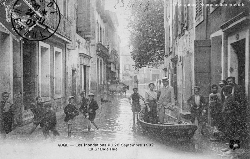 AGDE (Hérault) - Crue de l'Hérault du 26 septembre 1907. La Grande Rue inondée (actuelle rue André Chassefières en direction de la place de la Marine). © Keraunos