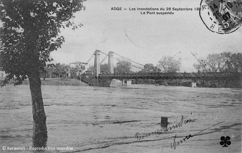 AGDE (Hérault) - Crue de l'Hérault du 26 septembre 1907. Ancien pont suspendu. Actuelle vue depuis le quai du Chapitre. © Keraunos