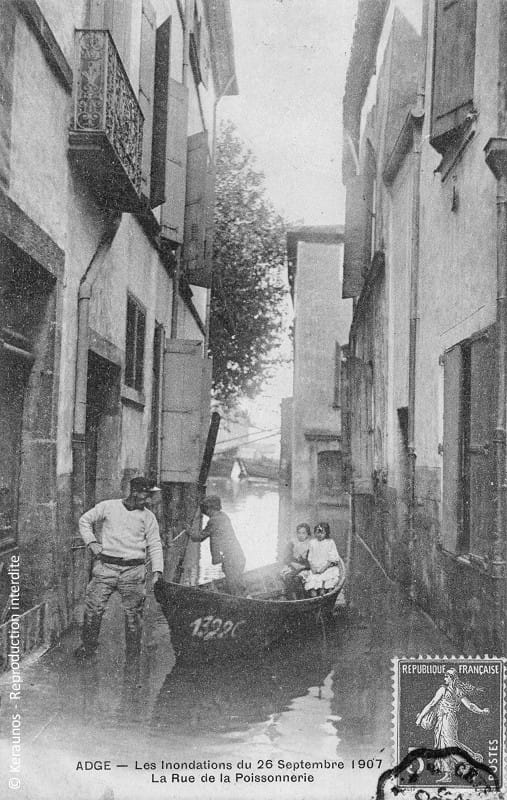 AGDE (Hérault) - Crue de l'Hérault du 26 septembre 1907. Rue de la Poissonnerie en direction de la place de la Marine. © Keraunos