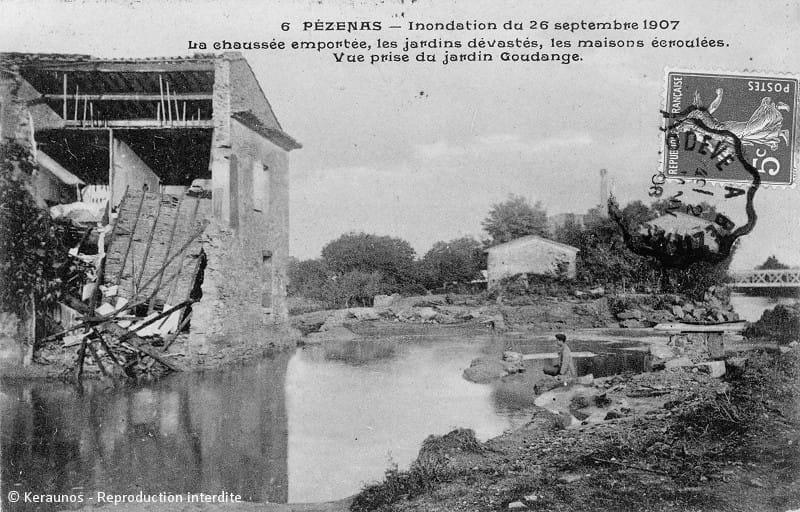 PÉZENAS (Hérault) - Crue de la Peyne du 26 septembre 1907. Aperçu de jardins et d'habitations dévastés près de la rivière. © Keraunos