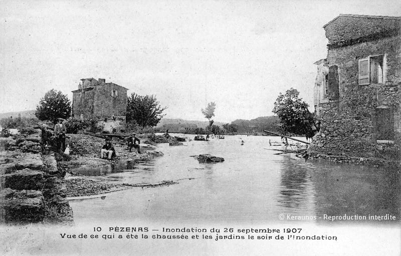 PÉZENAS (Hérault) - Crue de la Peyne du 26 septembre 1907. Aperçu de jardins et d'habitations dévastés près de la rivière. © Keraunos