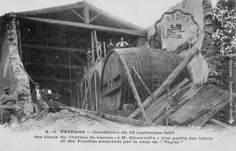 PÉZENAS (Hérault) - Crue de la Peyne du 26 septembre 1907. Domaine de Larzac. Une partie des chaix et des foudres emportés par la rivière. © Keraunos